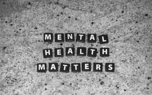 Am 10. Oktober war „World Mental Health Day“. Ein Grund näher auf das Thema zu schauen. Was bedeutet psychische Gesundheit, was bedingt sie und wie kann sie gefördert werden – insbesondere am Arbeitsplatz? Eine organisationspsychologische Betrachtung.